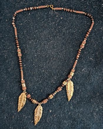 Collier fantaisie avec de petites plumes en métal