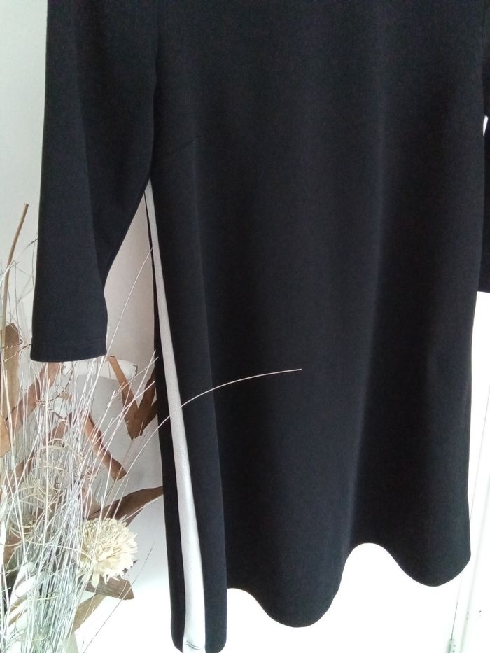 Robe noire avec bandes blanches Stradivarius taille 36/38 - photo numéro 5