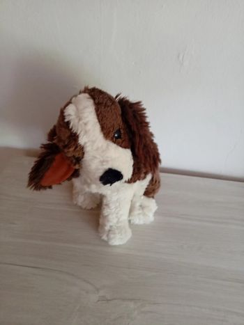 Peluche chien brun et blanc