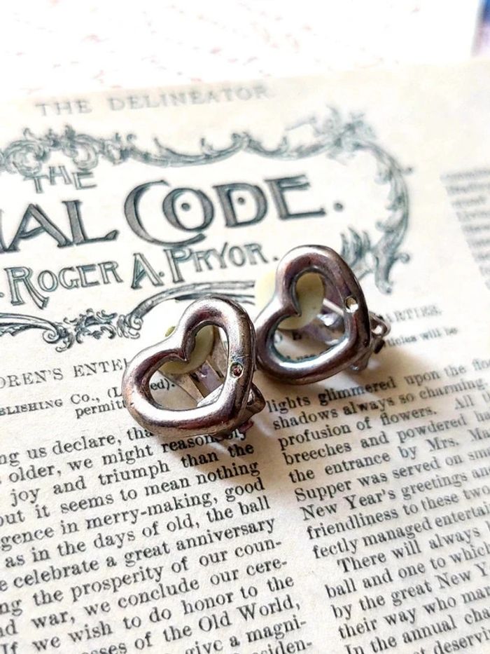 Magnifique petite paire de boucles d'oreilles à clip