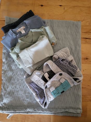 Lot vêtements garçon bébé 3mois + 3 ensemble et bonnets en 1 mois