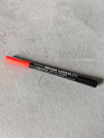 Eye-liner pointe large dark black