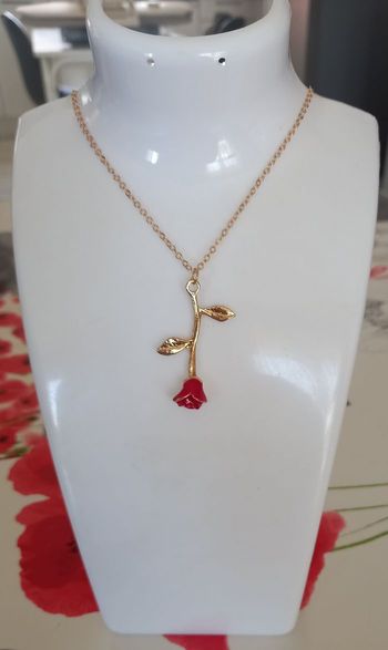 Collier rose rouge