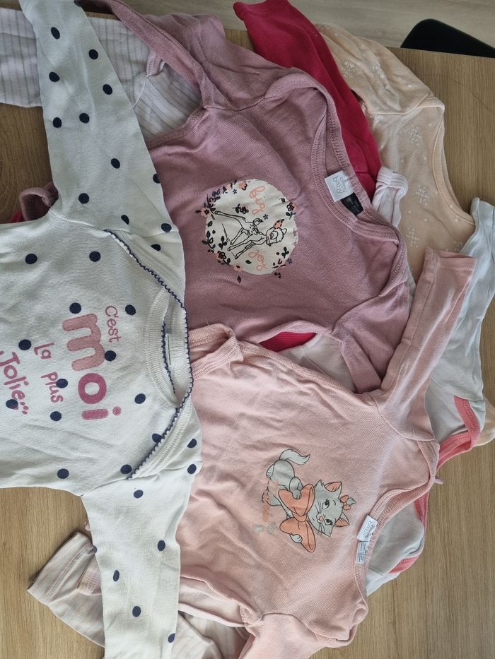 Lot de 13 bodies 6mois - photo numéro 3