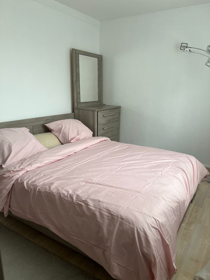 Housse de couette Guy Laroche 260x240 et deux taies d’oreillers 65x65 cm neuf avec étiquette