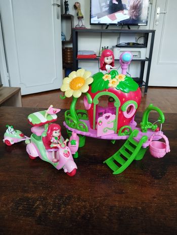 Charlotte aux fraises, petite maison et scooter