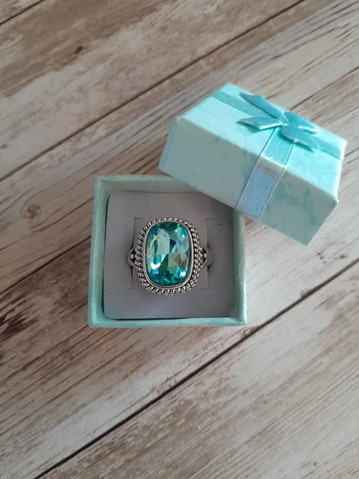 Bague style Vintage, ciselée pierre bleue claire (imitation aigue marine), taille 60