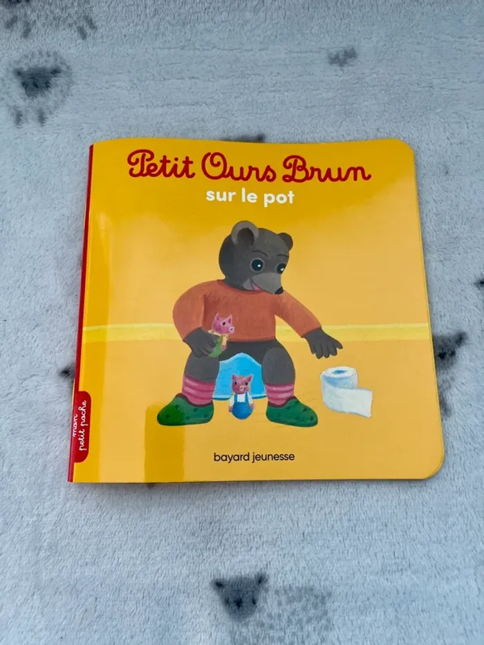 Livre petit ours brun sur le pot