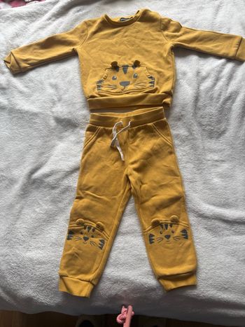 Ensemble enfant pull + jogging – confortable et chaud