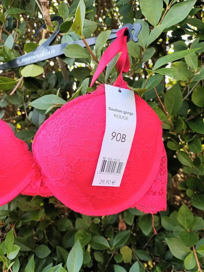 Soutien gorge rouge - photo numéro 2