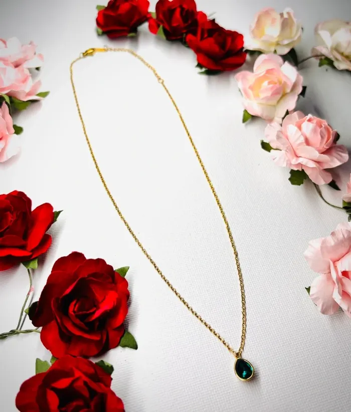 Collier en acier inoxydable doré – Pendentif poire vert émeraude style pierre taillée - photo numéro 2