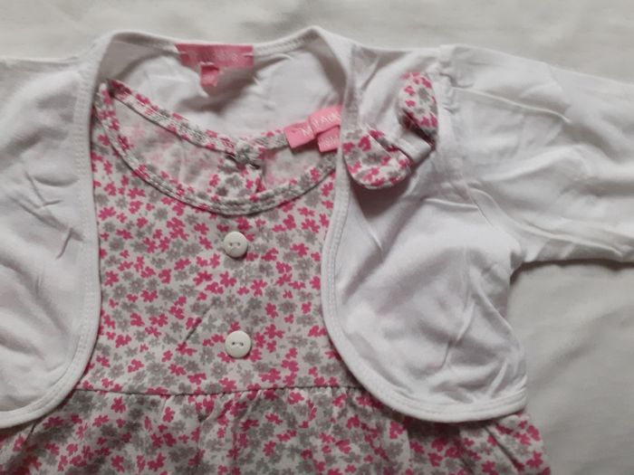 Ensemble robe blanche fleuri gris et rose avec boléro blanc - photo numéro 2