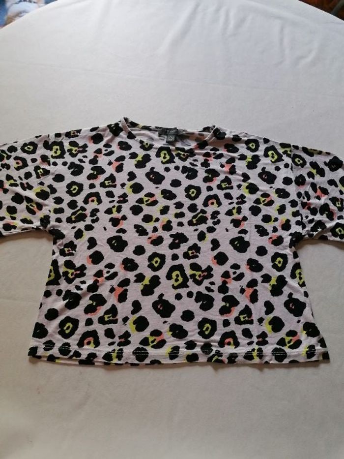 Beau tee-shirt belle qualité de tissus bien aérien idéale pour l'été taille 2 XS .32/34