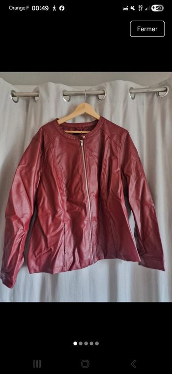 Blouson en cuir bordeaux.