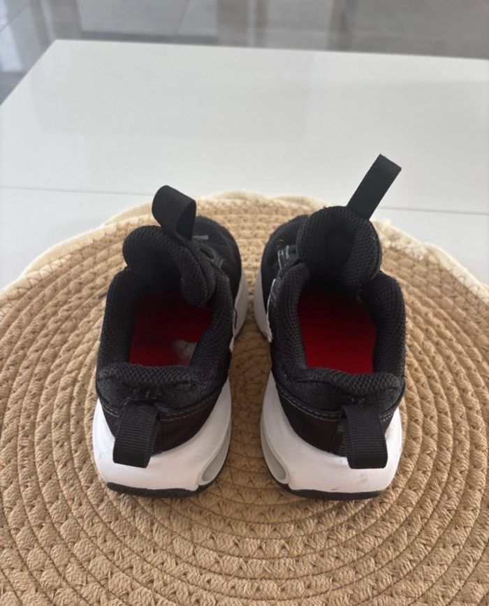 Basket Nike taille 25 noir et blanche