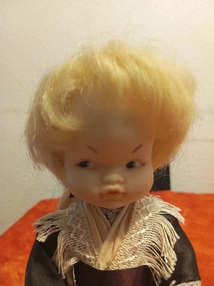 Poupée vintage blonde avec robe fleurie, châle et tablier - photo numéro 3