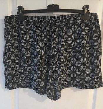 Short noir motifs blanc