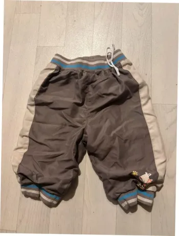 Pantalon kaki et beige 12 mois serré en bas des pieds très bon état