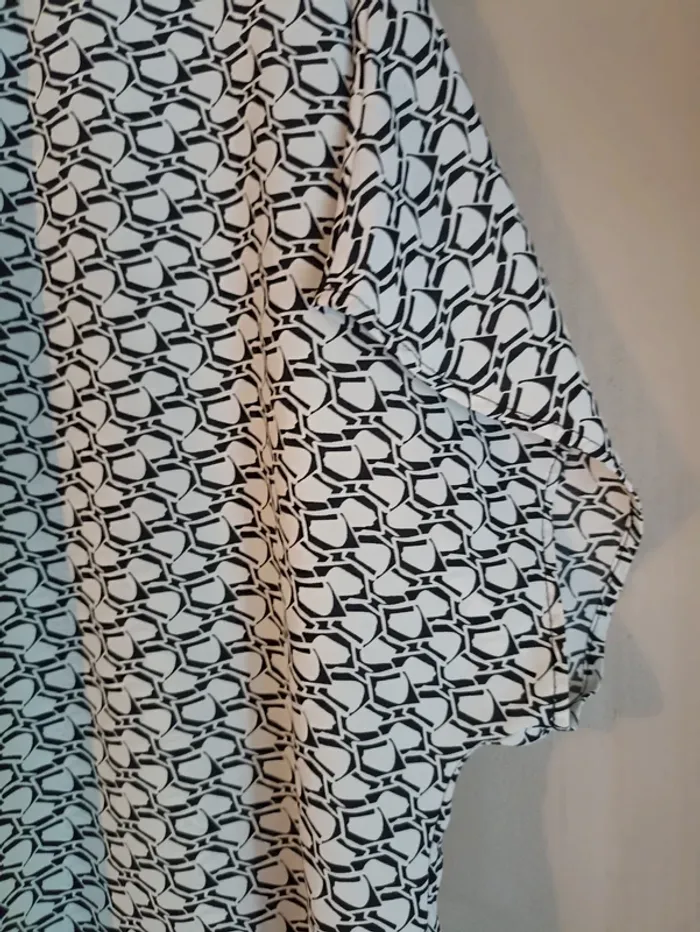 Jolie blouse neuve taille 44/46 - photo numéro 3