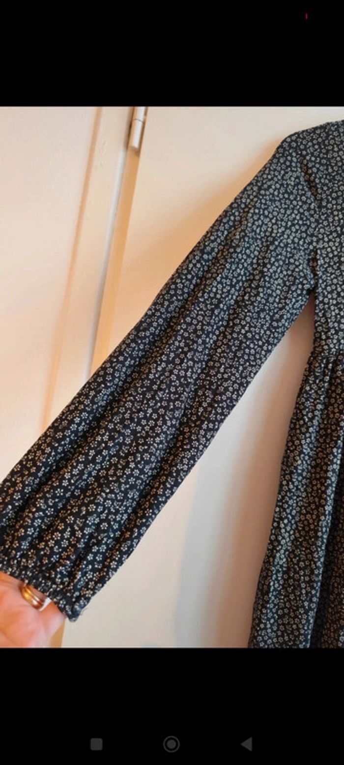 Robe noire et blanche à fleurs ceintrée taille XS Pull and Bear Neuve avec etiquette - photo numéro 4