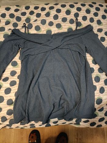 Pull bleu épaules dénudées