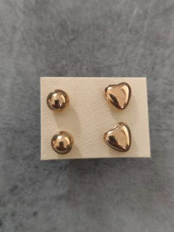 Lot de 2 paires de boucles d'oreilles fantaisie clous métal doré coeur et boule