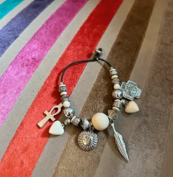 Bracelet, fantaisie, à breloque noir et argenté