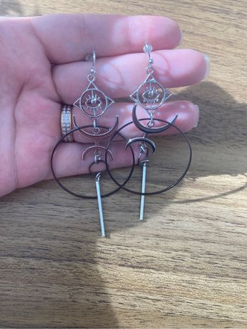 Boucles d’oreilles pendantes  NEUVES pour femme  pampilles forme de lune 🌙 couleur argenté