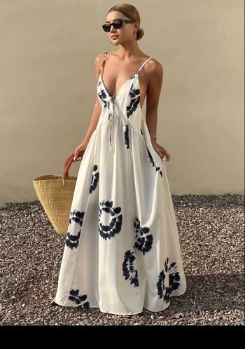 Jolie robe longue tendance décolleté et sexy dos nu bleu et blanche 