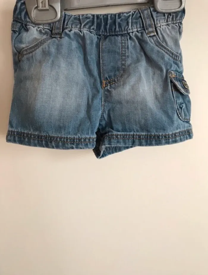 Short en jeans 6 mois neuf Jamais porté juste lavé