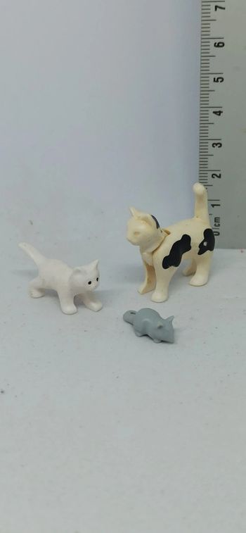 Chat blanc et noir avec chaton blanc et souris playmobil