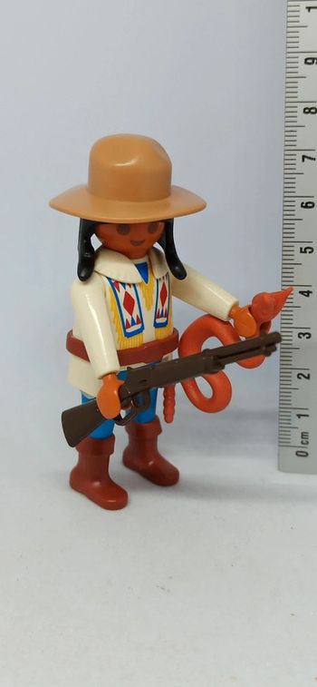 Femme indienne avec arme et serpent playmobil