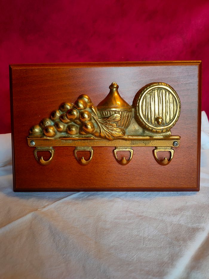 Porte torchons mural en laiton sur bois