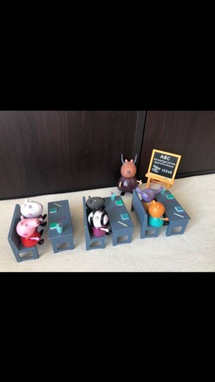 Peppa Pig, Salle de Classe avec 7 Personnages, Figurines, (Peppa, 5 Amis et Madame GazElle)