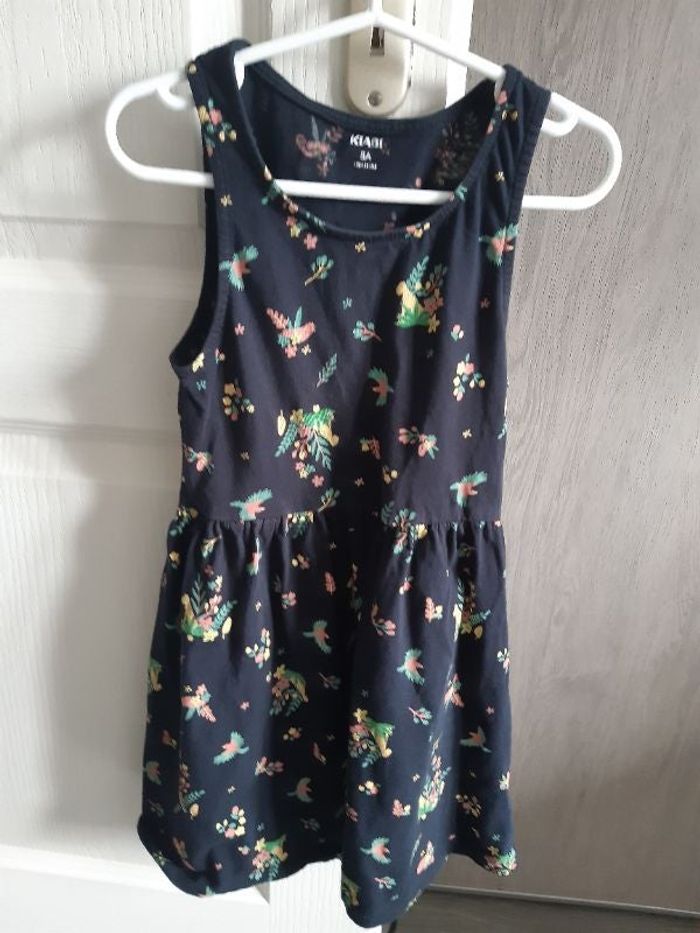 Robe bleu foncé à motif