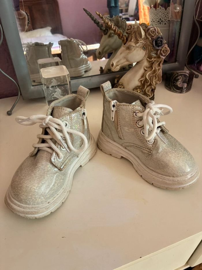 Bottes blanches à paillettes multicolores, taille 22, sans marque. - photo numéro 3