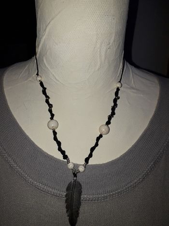 Collier fait mains