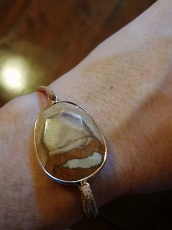 Jaspe marron facette sur lien beige