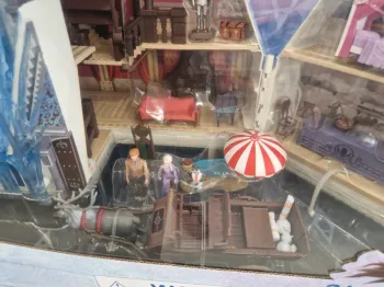 B022- Disney Mickey and Friends Pirates of the Caribbean Beach Playset