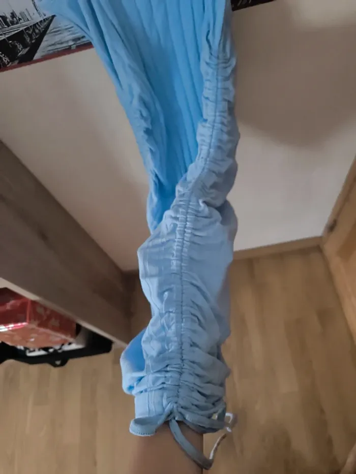 Robe bleu, resserrée sur les côtés. Peut se porter court comme long - photo numéro 3