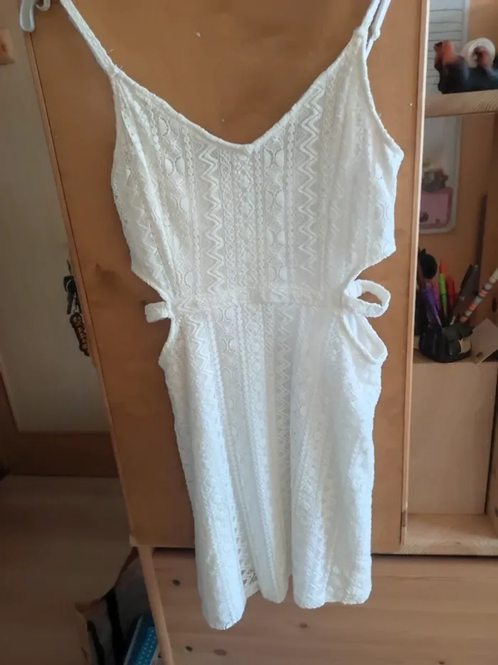 Robe blanche dentelle a bretelles