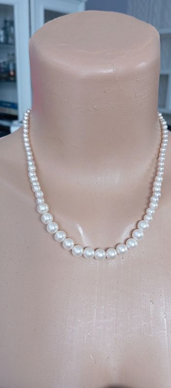 Collier de perles blanche porte