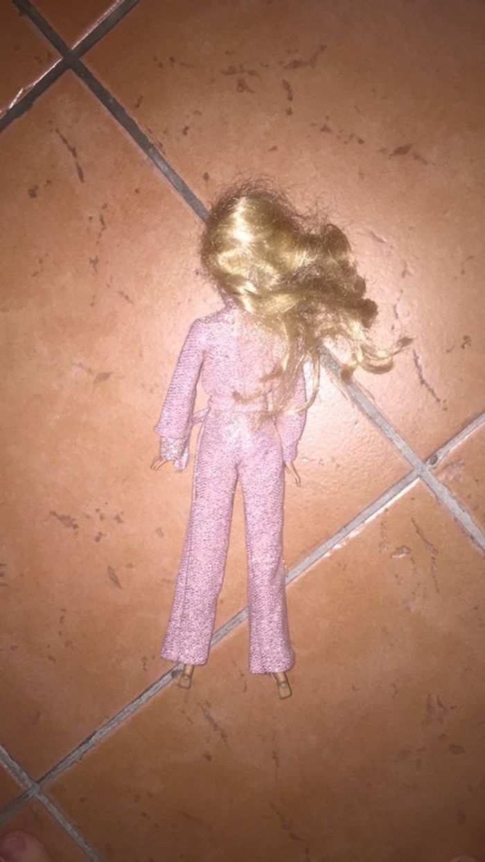 Poupée Barbie avec combinaison rose pale scintillante - photo numéro 2