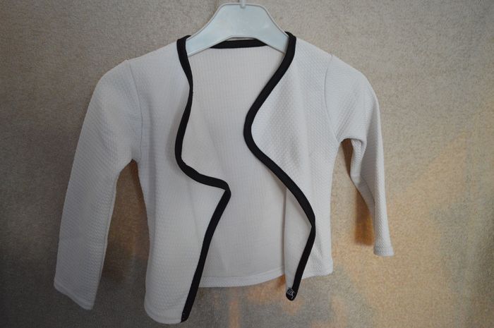 Petit ensemble jupe, t-shirt blanc et boléro - photo numéro 5