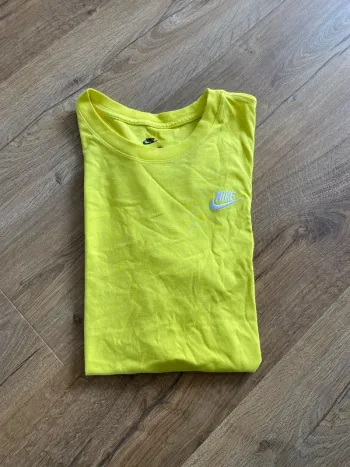 Tee-shirt Nike Homme Jaune Vif – Taille S – Logo & Virgule brodés – État Neuf