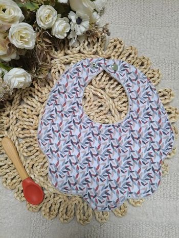 Bavoir forme fleur motif grain de riz