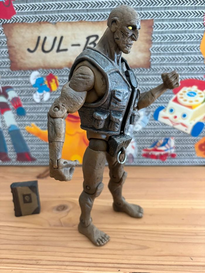 Figurine Mezco Hellboy Roger homonculus - photo numéro 4