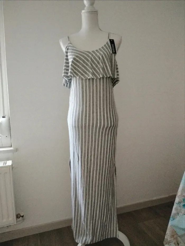 Robe longue grise à rayures avec fentes