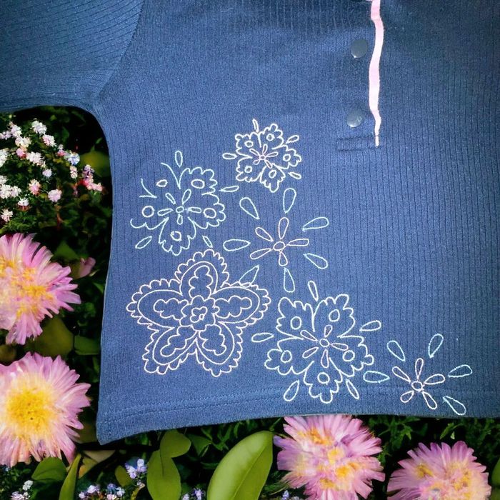 Haut marine fleurs KMG 2 ans TBE (2€) - photo numéro 4