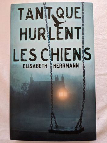 Tant que hurlent les chiens de Elisabeth Herrmann